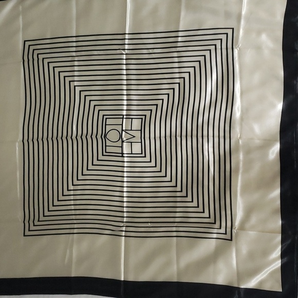 R-696- Women's Scarf Back And Cream Colors NWT - Picture 1 of 8